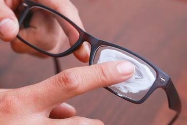 Tips para quitar los rayones de las gafas con algo que utilizas a diario.
