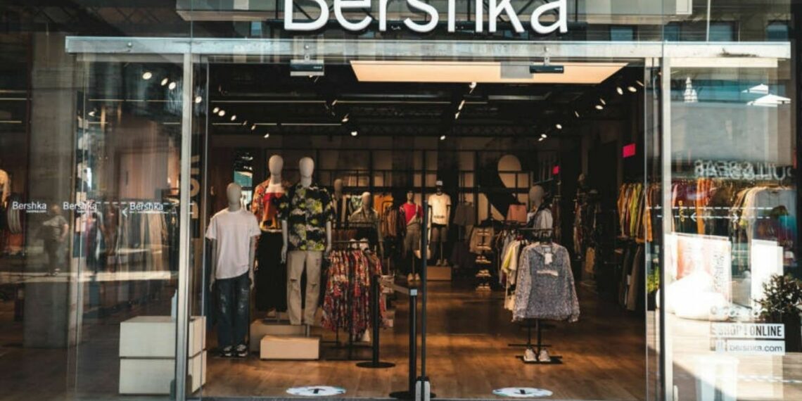 Bershka tiene una chaqueta efecto piel que llama la atención en España y es la número 1 en ventas