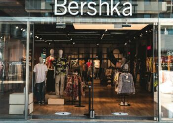 Bershka tiene una chaqueta efecto piel que llama la atención en España y es la número 1 en ventas