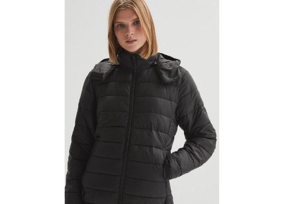 Oysho tiene la chaqueta de invierno que está arrasando en España 