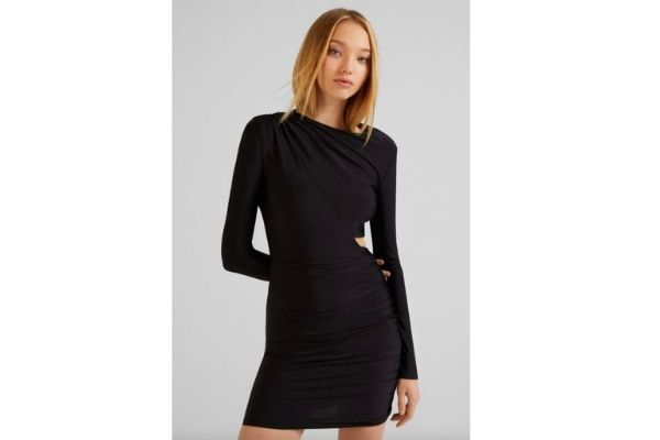 Bershka cuenta con un vestido que ha arrasado en ventas porque tiene todo lo que buscamos