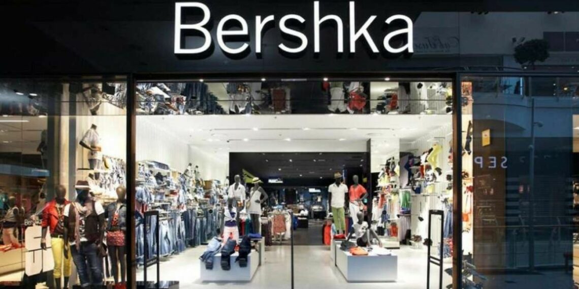 Bershka imita el look que Ariadna Grande mostró y fue todo un éxito con un dos piezas impactante