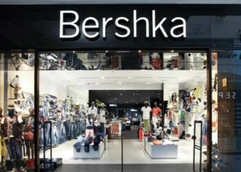 Bershka imita el look que Ariadna Grande mostró y fue todo un éxito con un dos piezas impactante