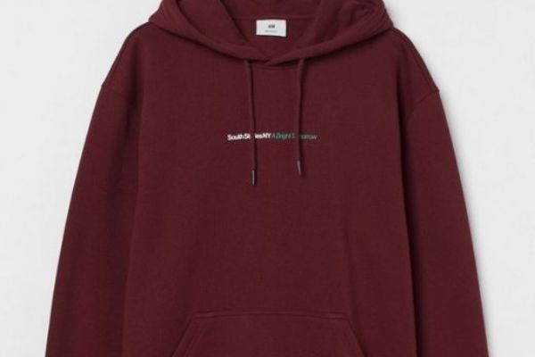 H&M tiene la sudadera de hombre perfecta para ir a la universidad con un precio increíble estas Navidades