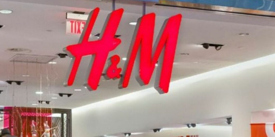 H&M tiene la sudadera de hombre perfecta para ir a la universidad con un precio increíble estas Navidades