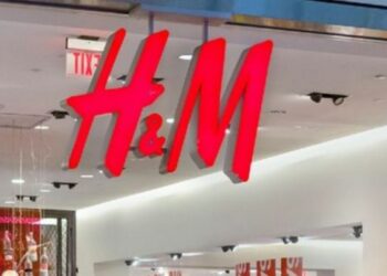 H&M tiene la sudadera de hombre perfecta para ir a la universidad con un precio increíble estas Navidades