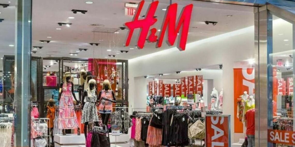 H&M  viste de sarga y rojo el vestido midi con volantes y manga francesa perfecto para Navidad