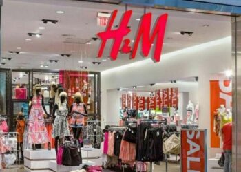 H&M  viste de sarga y rojo el vestido midi con volantes y manga francesa perfecto para Navidad