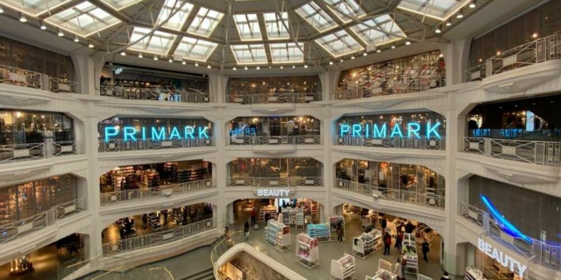 Primark tiene el abrigo de moda que usa Amelia Bono y combina casi con todo