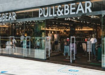 La última moda de Pull&Bear son unos pantalones jogger de chándal para llevar en casa y en la calle
