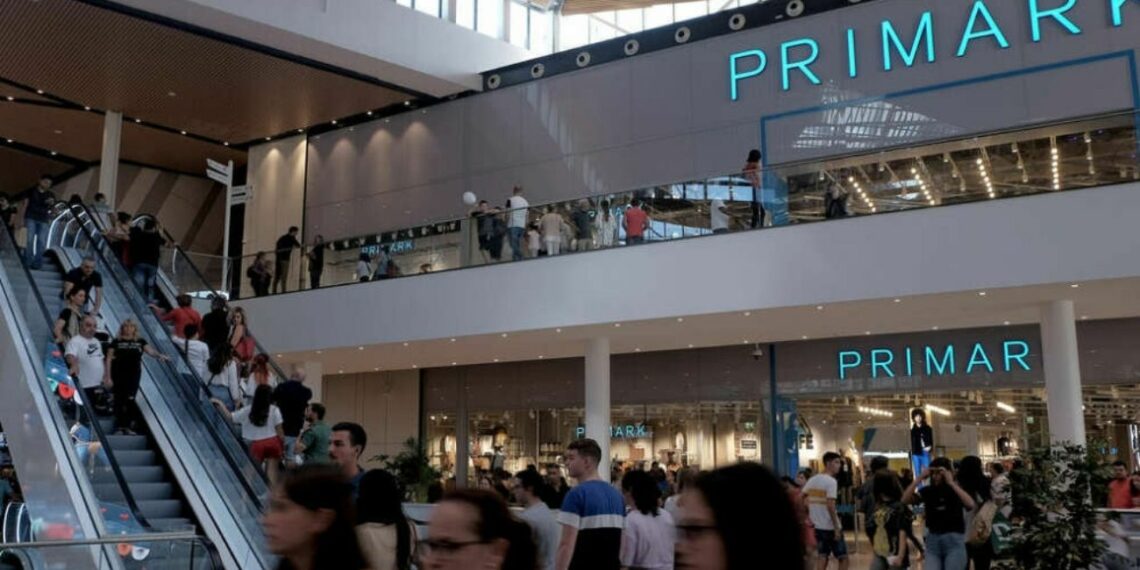 Primark vende una camisa tipo chaqueta con un toque aristocrático que figura en la lista de las influencers para rebajas  