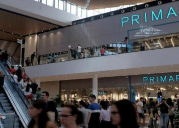 Primark vende una camisa tipo chaqueta con un toque aristocrático que figura en la lista de las influencers para rebajas  