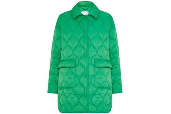 Primark vende una camisa tipo chaqueta con un toque aristocrático que figura en la lista de las influencers para rebajas  