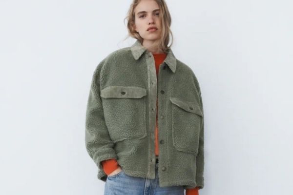 Zara tiene una chaqueta de borreguito con un 80% de descuento