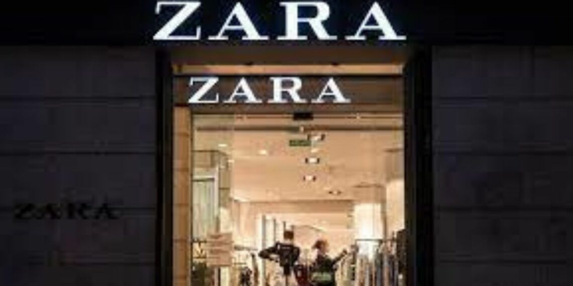 Gabardina de Zara con efecto piel que ya luce Rocío Osorno