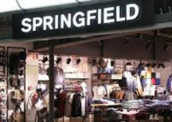 Springfield tiene la chaqueta roja Queendom a bajo precio que vas a querer tener