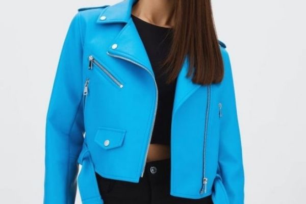 Stradivarius apuesta por una biker azul sin duda que será un éxito de ventas