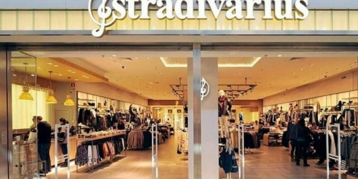 Stradivarius apuesta por una biker azul sin duda que será un éxito de ventas