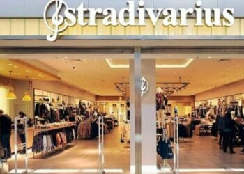 Stradivarius apuesta por una biker azul sin duda que será un éxito de ventas