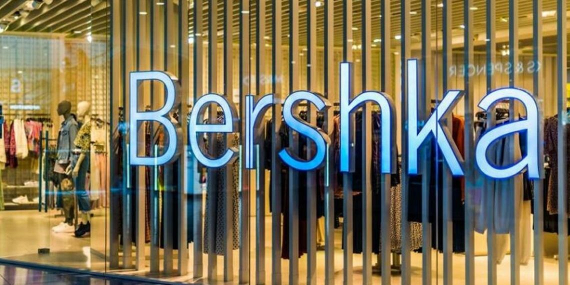 Bershka tiene los pantalones rosa straight que te los pondrás tanto si tienes 20 años como 50