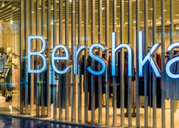 Bershka tiene los pantalones rosa straight que te los pondrás tanto si tienes 20 años como 50