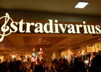 El espectacular mono de Stradivarius para lucir en tus próximos eventos 