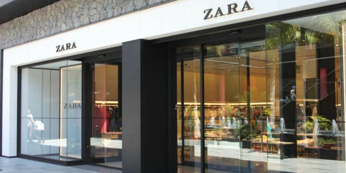 El espectacular mono fluido de Zara para una boda o comunión