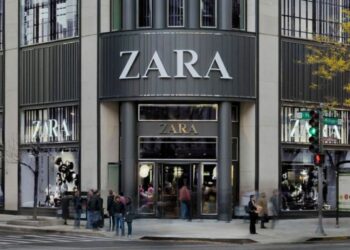 El precioso mono asimétrico blanco de Zara ideal para eventos a precio low cost
