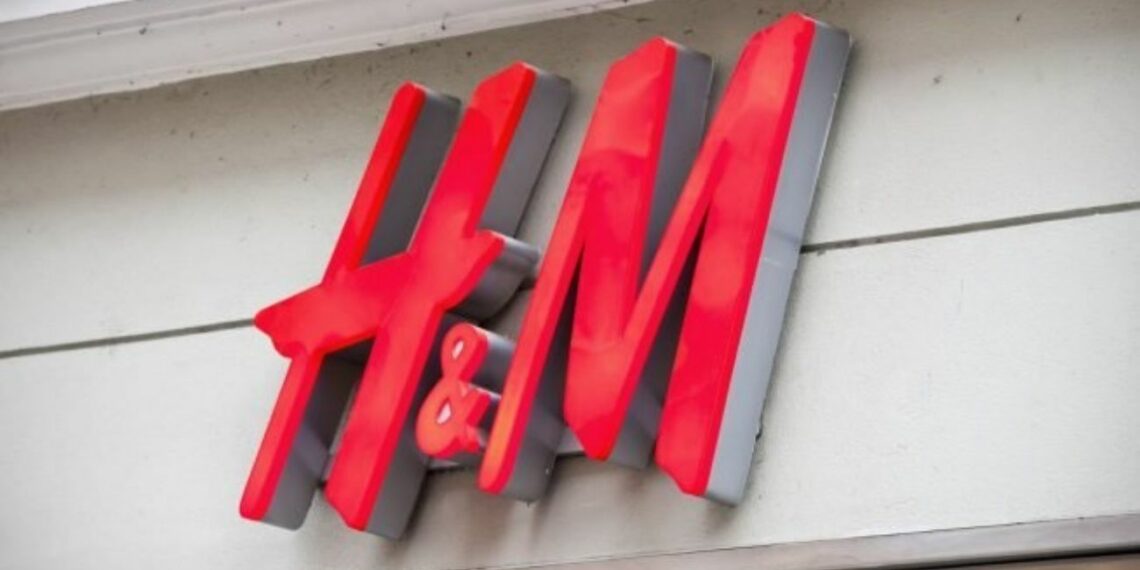 El vestido lencero satén rosa claro de H&M que resalta tu figura