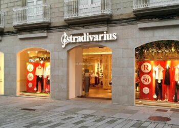 Las novedades de Stradivarius  los vestidos años 60 una tendencia muy buscada