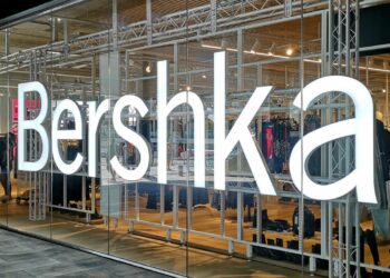 Bershka tiene la blazer efecto piel oversize ideal para el otoño