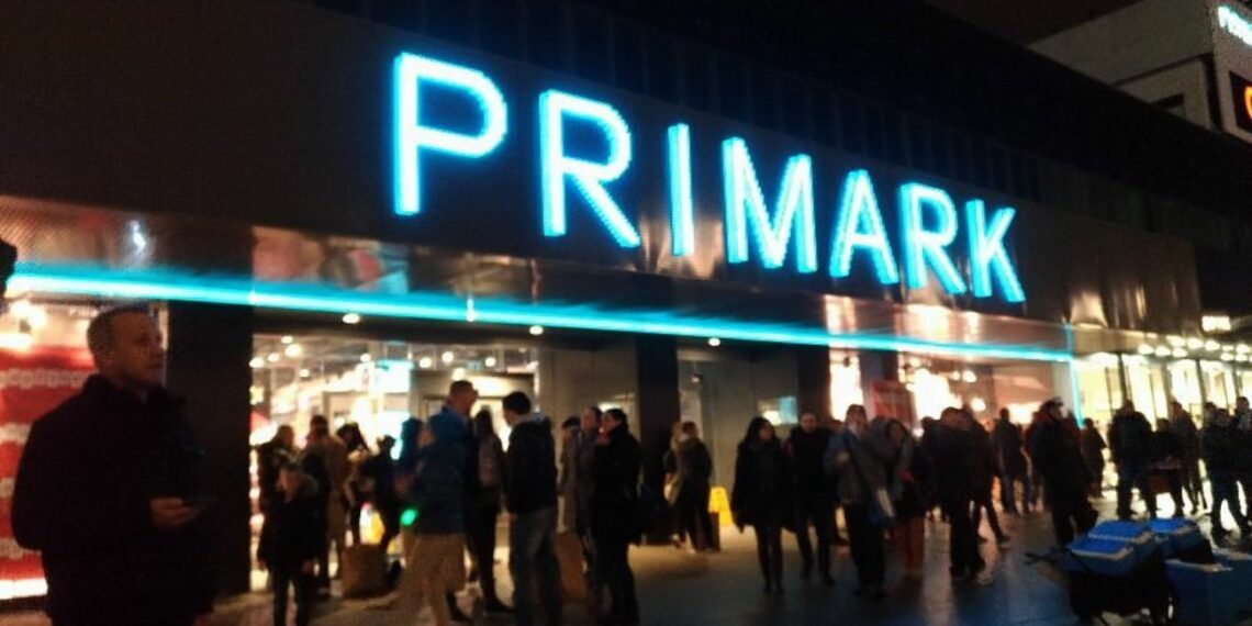 Primark lanza la chaqueta de piel icónica de los 90 que vuelve a estar de moda
