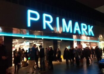 Primark lanza la chaqueta de piel icónica de los 90 que vuelve a estar de moda