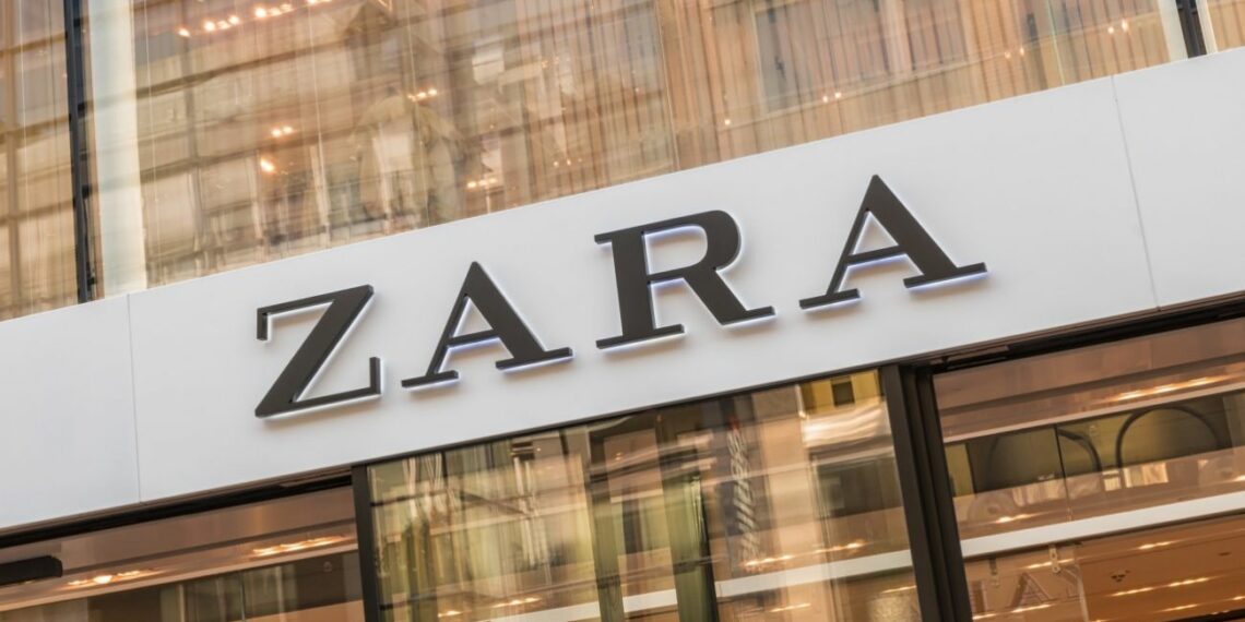 Zara tiene los pantalones campana a mitad de precio