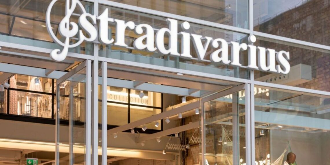 El nuevo abrigo estilo navy de Stradivarius que triunfa porque combina con todo