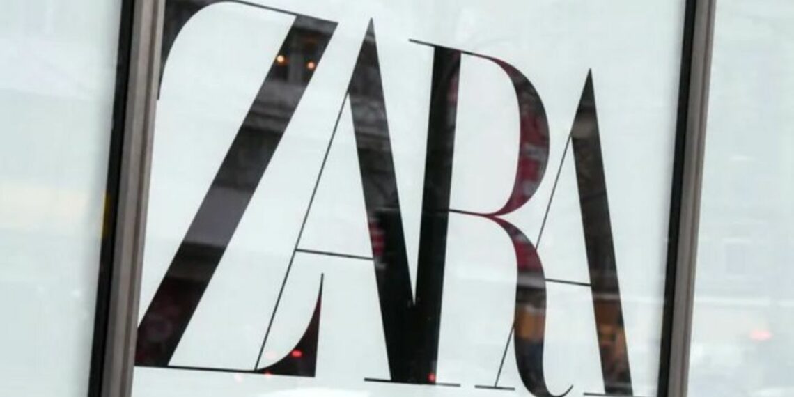 Zara tiene los pantalones efecto piel más elegantes para ir a la oficina a precio low cost