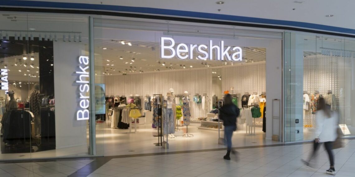 Bershka tiene un abrigo de paño hombros caídos por menos de 30 euros