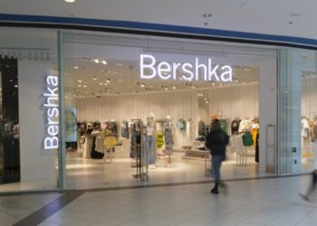 Bershka tiene un abrigo de paño hombros caídos por menos de 30 euros