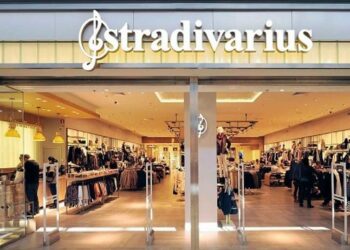 El abrigo que arrasa en Stradivarius un imprescindible por menos de 30 euros