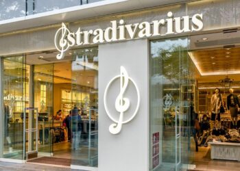 El favorecedor vestido para Navidad de Stradivarius que arrasa en ventas