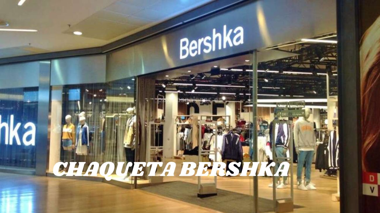La chaqueta acolchada con capucha de Bershka para mujer que tan 30 euros -