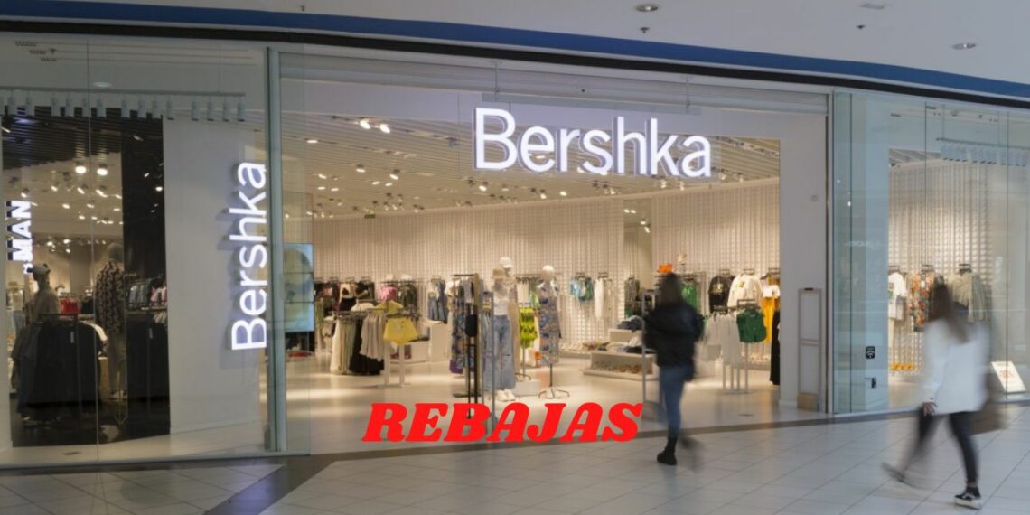 Luce perfecta con el abrigo de Bershka que encontraras en Rebajas