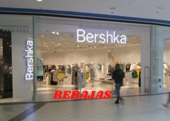 Luce perfecta con el abrigo de Bershka que encontraras en Rebajas