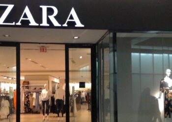 Zara ofrece el traje de chaqueta blanco para mujer más selecto