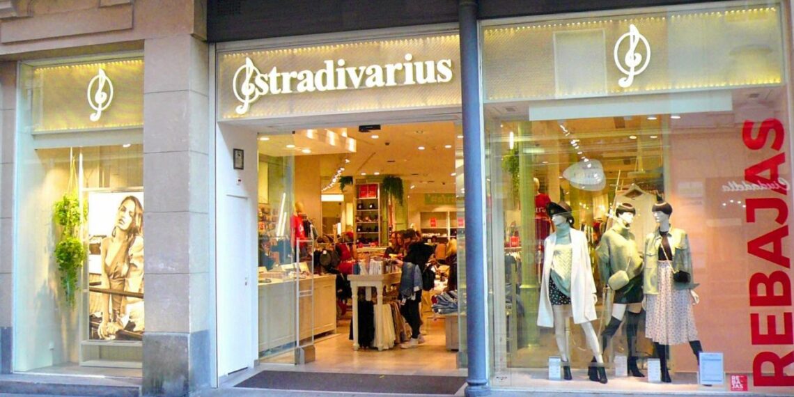 La nueva tendencia de Stradivarius es una chaqueta con doble botonadura que arrasa por menos de 30 euros