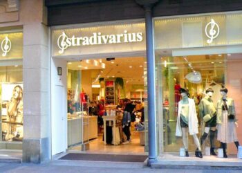 Ya están aquí las segundas rebajas de Stradivarius descubre el vestido corto asimétrico estampado por sólo 12,99 €