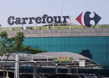 Carrefour tiene a la venta un recibidor en oferta por menos de 20 euros con colgadores y baldas