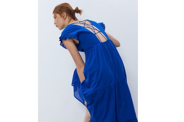 El vestido midi de Sfera con escote cruzado en espalda por menos de 26 euros