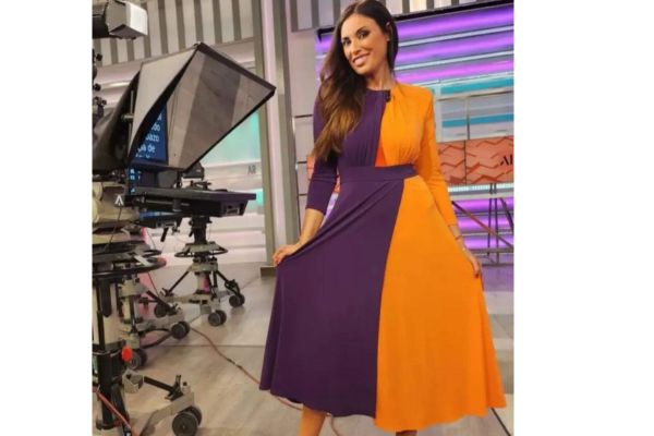 Isabel Rábago da la bienvenida a la primavera con este precioso vestido bicolor