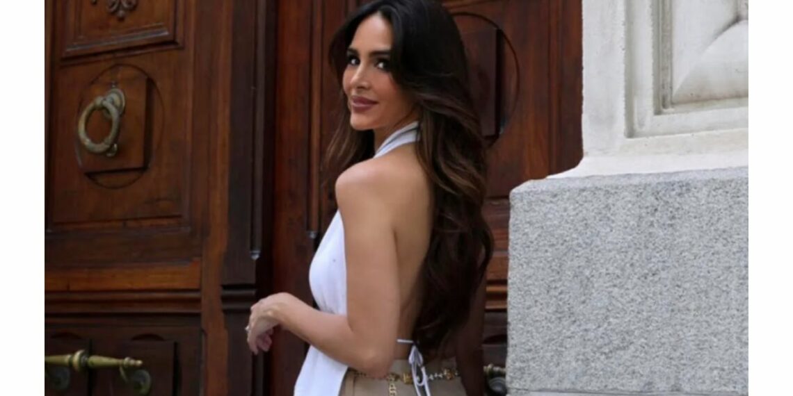 Rocío Osorno luce espectacular con el top de lino de espalda descubierta  de Zara